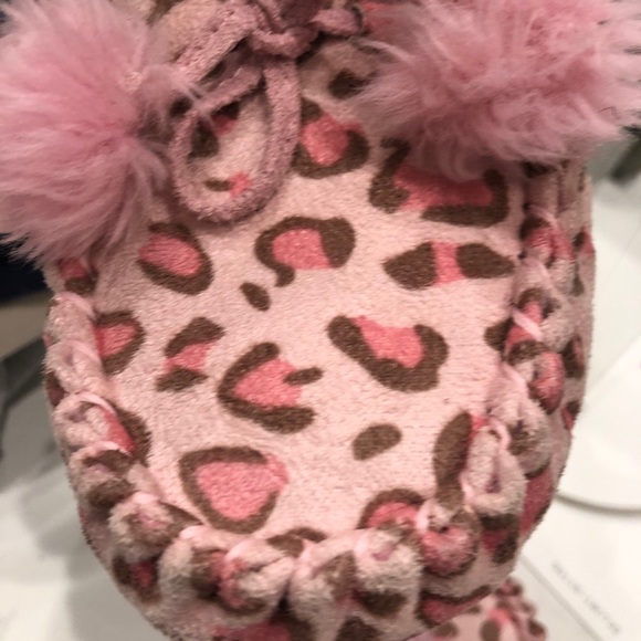 Sweater and house slippers - Picture 16 of 16